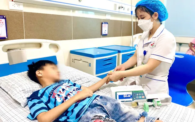 Bé trai sốc nhiệt do vào phòng lạnh sau khi chơi ngoài trời