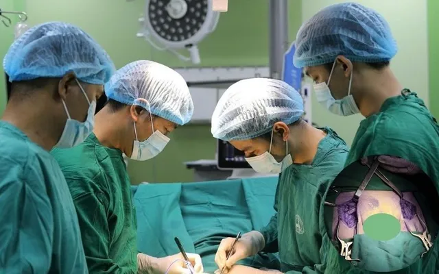 Nguy cơ đoạn chi vì tắc mạch, bệnh nhân được nối cầu bằng mạch nhân tạo