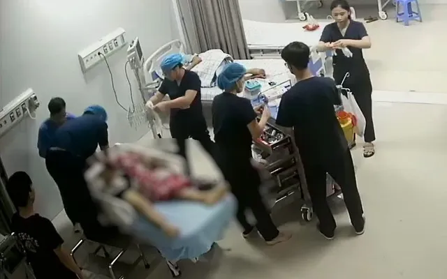Tai nạn sét đánh giữa cánh đồng: Cảnh báo thói quen làm việc dưới mưa
