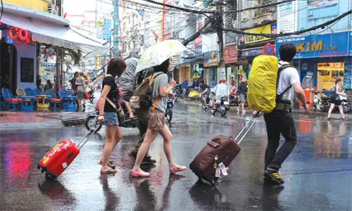 6 mẹo hay khi đi du lịch trời mưa | VTV.VN