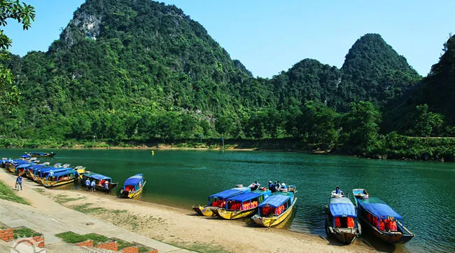 Chay River in Phong Nha Ke Bang attracts tourists