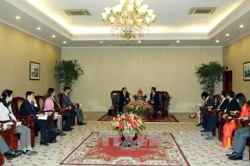 Chinese Communist Party officials visit Vietnam