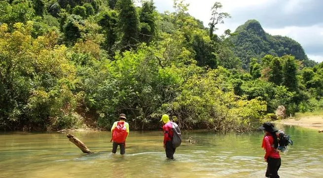 Exploring the Tu Lan cave system