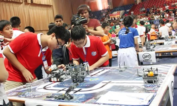 Ninety students in Robothon contest