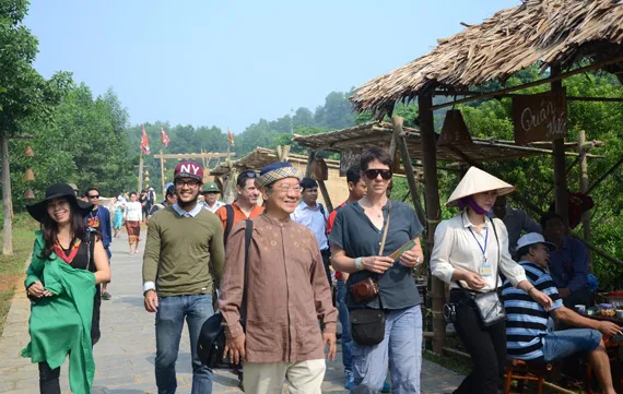 Countryside market depicts Vietnamese culture