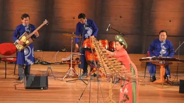 Vietnamese traditional opera drums beat in Paris