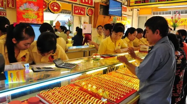 Gold price fluctuates