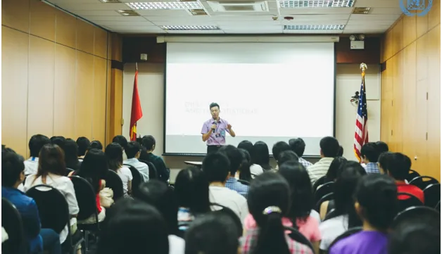 Vietnamese students try out UN diplomat roles