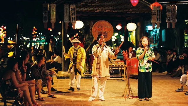 Bai Choi singing attracts visitors to Hoi An