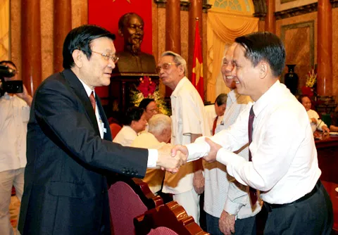 Vietnamese journalists receive awards for 2014