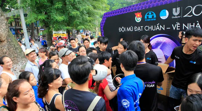 Hanoi hosts helmet awareness day