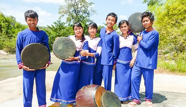 Ninh Thuan students learn about Raglai traditional instruments