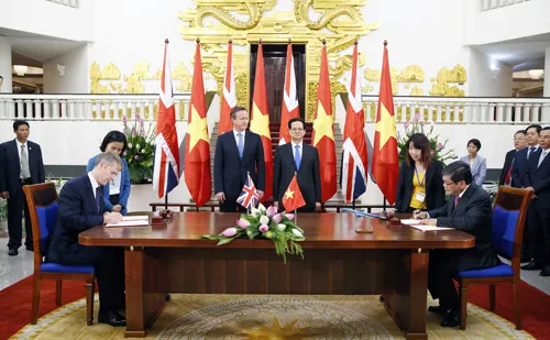 Vietnamese and UK Prime Ministers hold talks with focus on enhancing ties