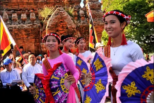 Cham festival parades Goddess Po Nagar costume