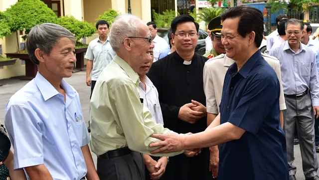 Prime Minister Nguyen Tan Dung meets voters in Haiphong
