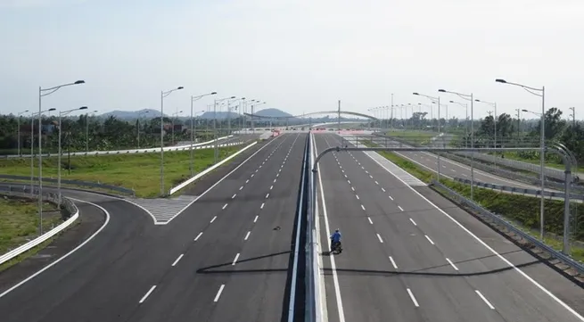 New expressway cuts Hanoi-Hai Phong travel time by half