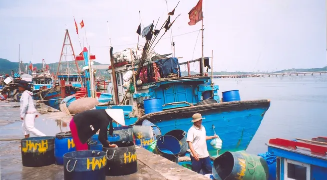 Quang Nam fisherman receives new steel-hulled fishing boat