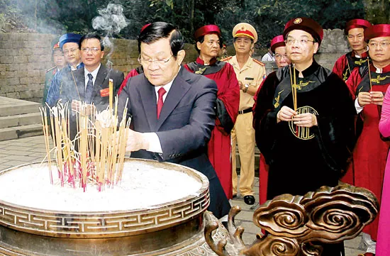 President joins thousands in tribute to Hung Kings