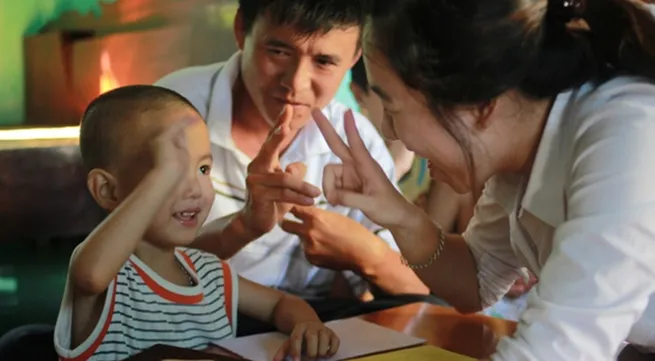 The importance of teaching sign language to deaf children