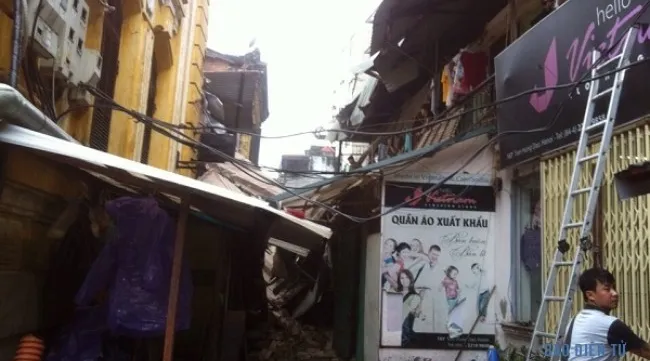 Colonial house in Hanoi collapses