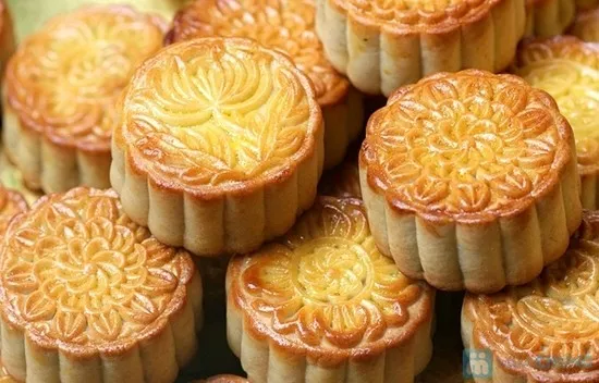 Traditional mooncake holds its market
