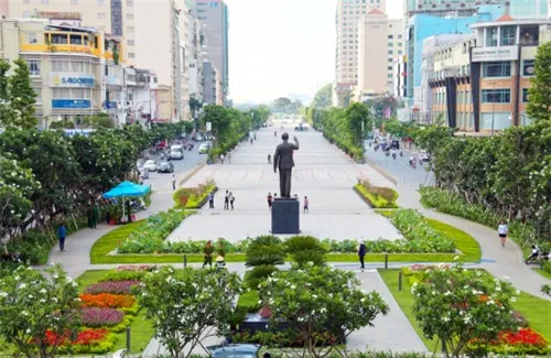 Revolutionary efforts depicted along Nguyen Hue Walkway