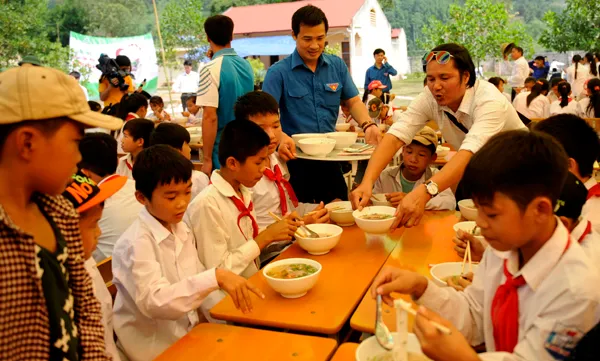 Vietnamese youths join hands to support disadvantaged community