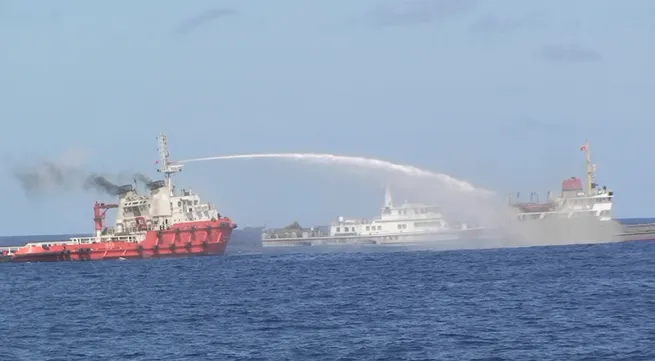 Chinese military ships threaten Vietnamese boat