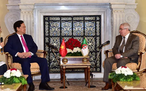 PM Nguyen Tan Dung meets with Algerian PM