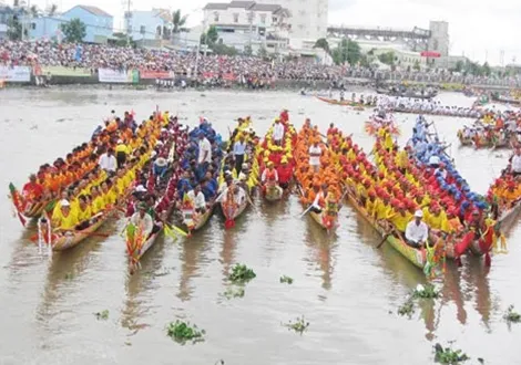 Soc Trang bustles with Khmer Festival and Boat Race