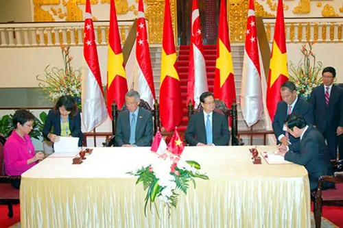 Vietnam enhances cooperation with Singapore