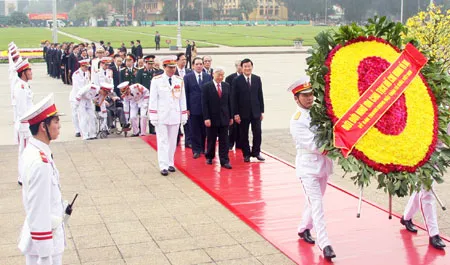 Party and State leaders pay tribute to President Ho Chi Minh