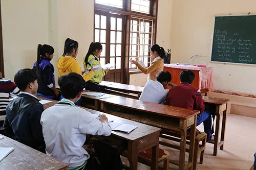 Border guards sponsor students