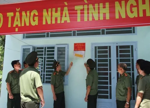 Binh Phuoc: S’tieng ethnic families receive charity houses