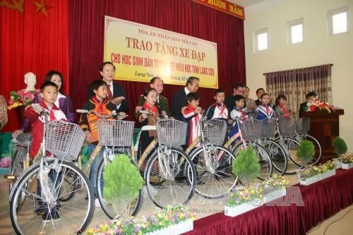 Supreme People’s Court official gives bicycles to ethnic students