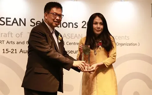 Designer Minh Hanh receives ASEAN Selection 2016 Award