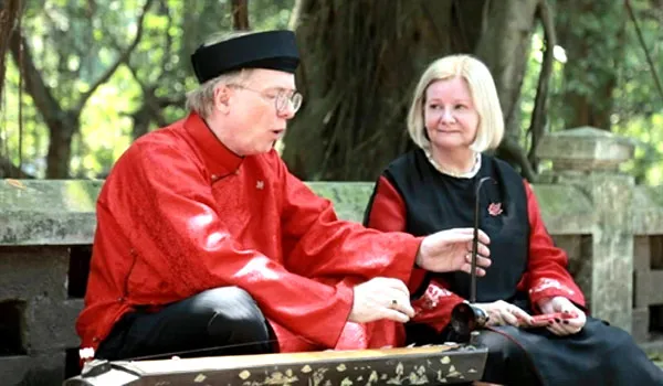 Canadian diplomats sing Vietnamese folk song