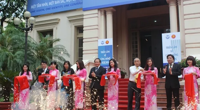 Exhibition on ASEAN Community kicks off in Hanoi