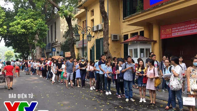 Writer Nguyen Nhat Anh fans queue up for book signing