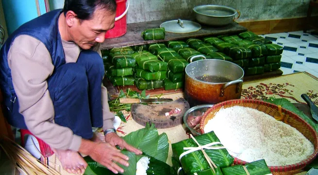 Chung Cake village bustles before Tet