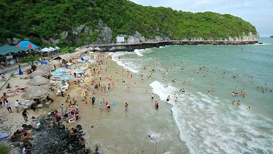 Cat Ba attracts tourist in autumn