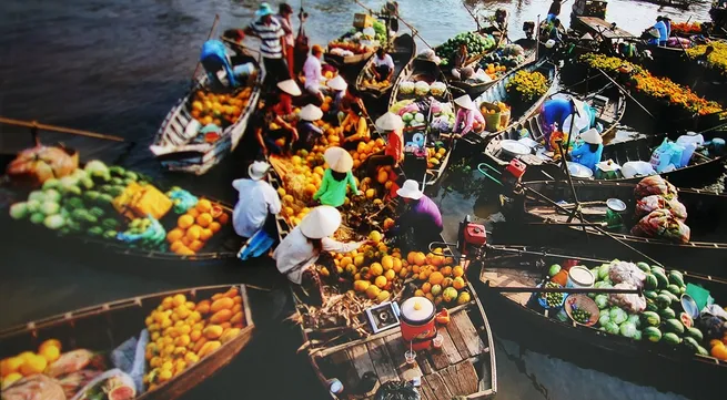 Southern folk music performed at Can Tho’s floating markets