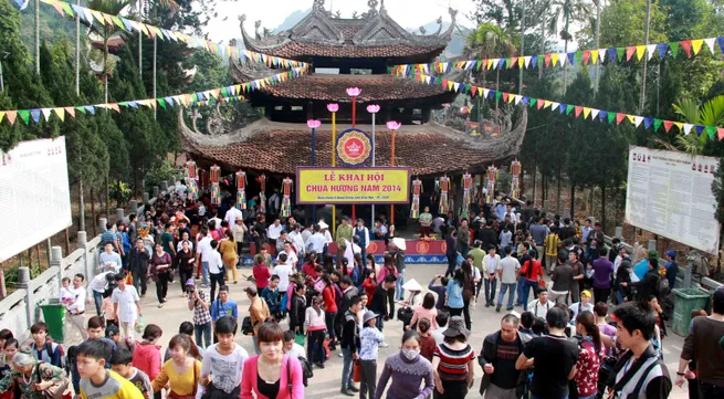 Visitors flock to Huong Pagoda Festival