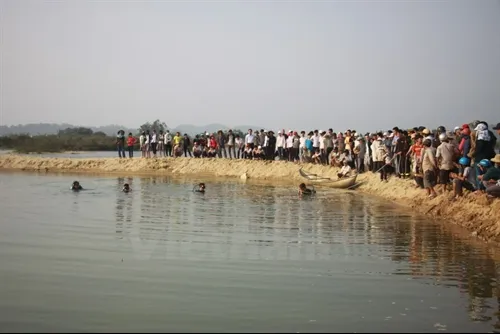 Nine 6th grade students drown in Quảng Ngãi River