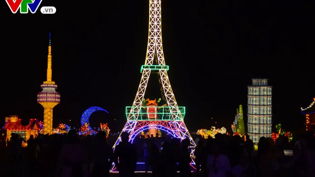 Giant lantern festival in Hanoi