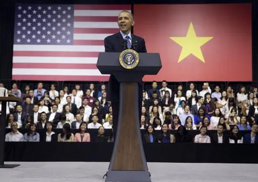 President Barack Obama meets YSEALI members in HCM City