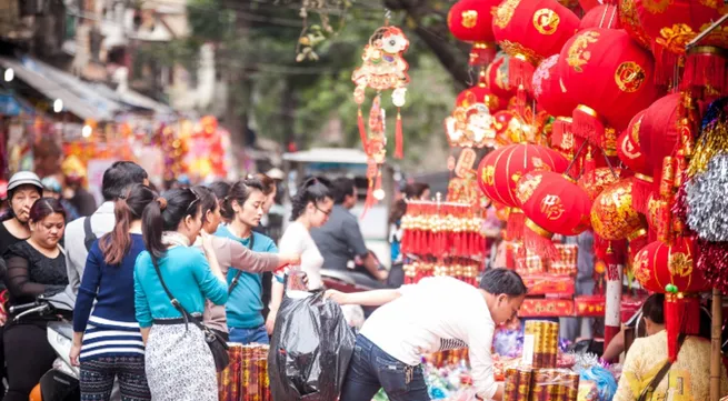 Students present traditional Tet customs to foreigners