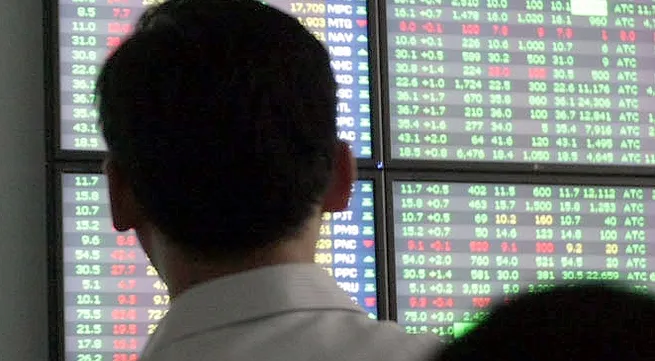 VN shares extend losses as oil prices slump