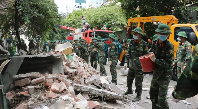 Old building collapses in Hà Nội
