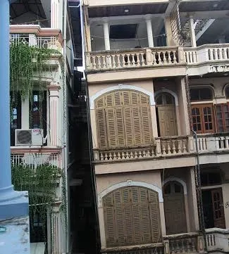 Tilting house threatens lives of people